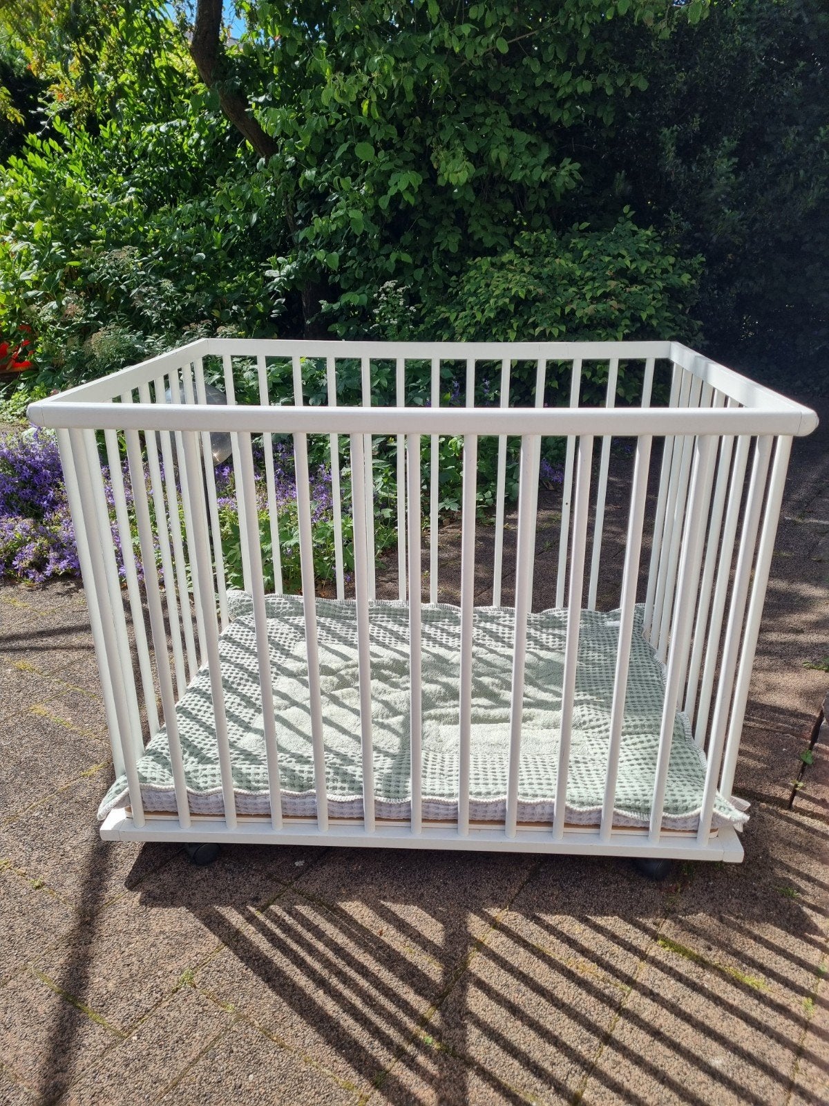 Witte box op wieltjes met koeka boxkleed groen grijs, Kinderen en Baby's, Boxen, Ophalen, Gebruikt, Wieltjes