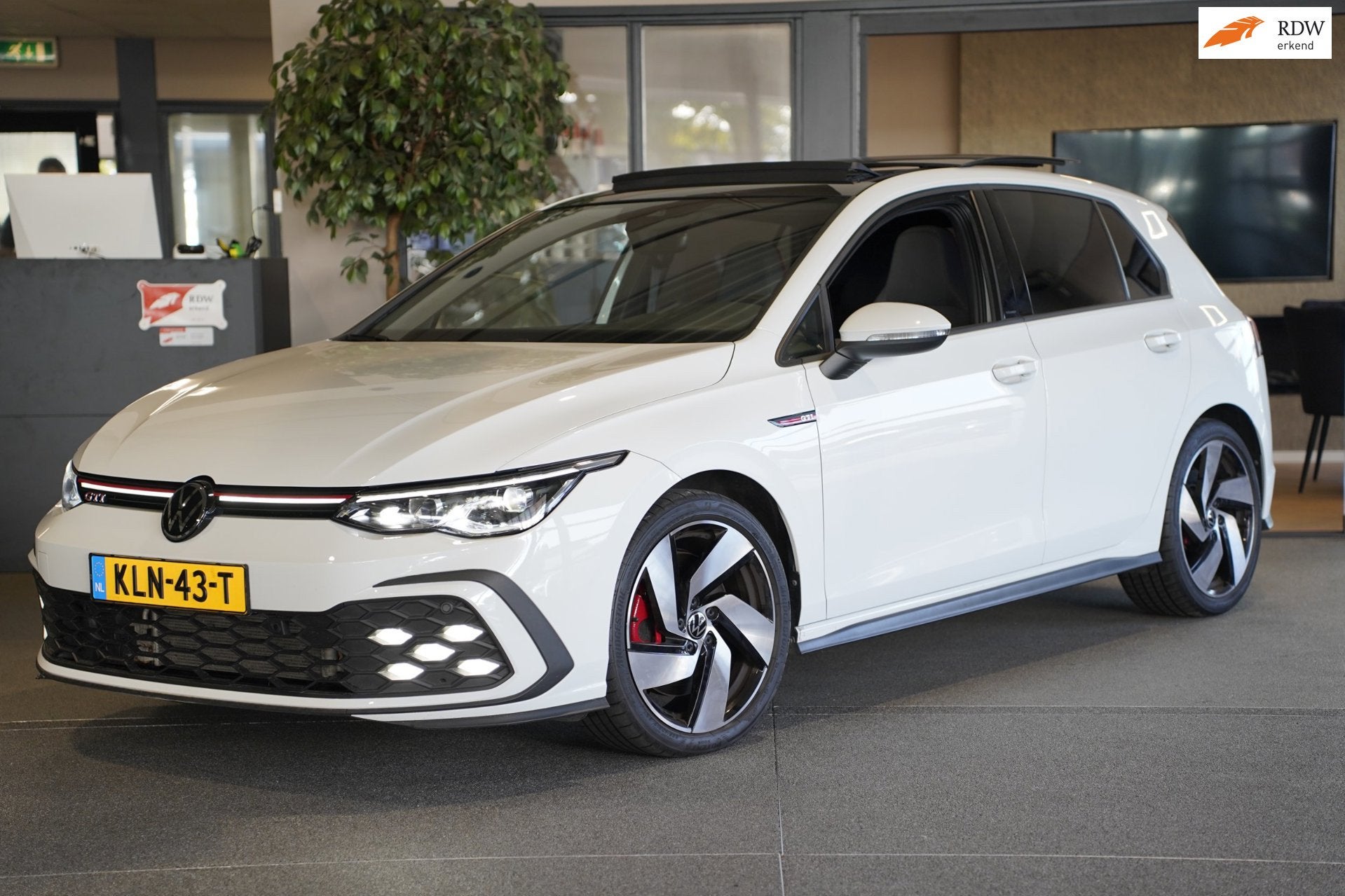 Volkswagen Golf 8 2.0 TSI GTI 245PK DSG Pano Led ACC Trekhaa, Auto's, Dealer onderhouden, Gebruikt, 4 cilinders, 1984 cc