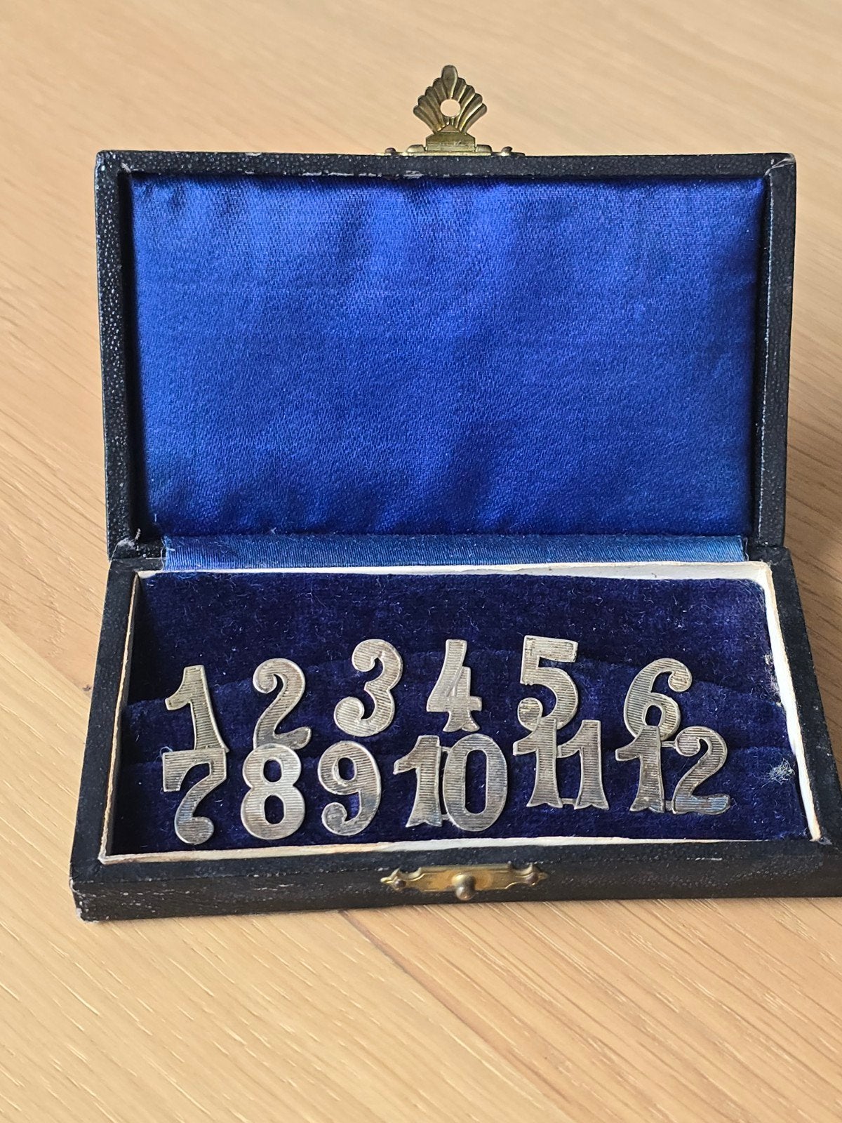 art nouveau antiek verzilderde tafelschikking nummers & doos, Ophalen of Verzenden, Zilver