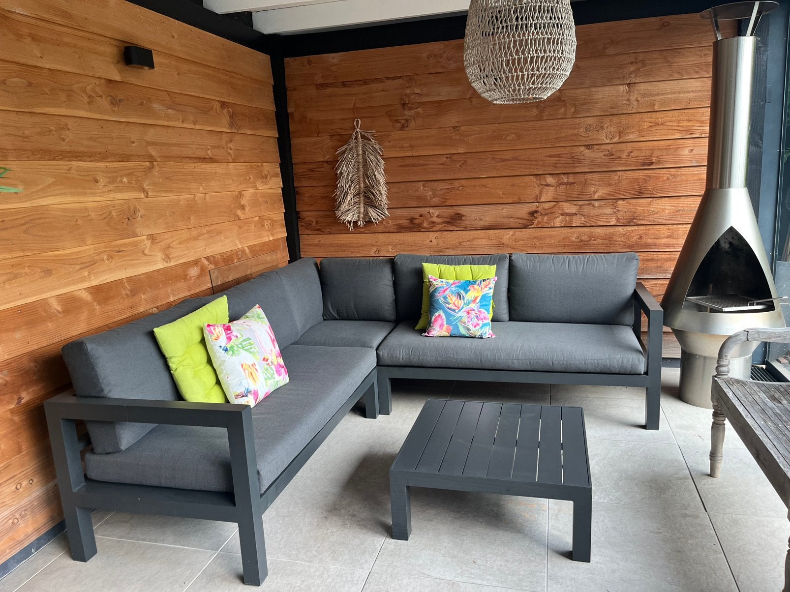 Foto 3 van Antracietkleurige loungeset met tafel te koop