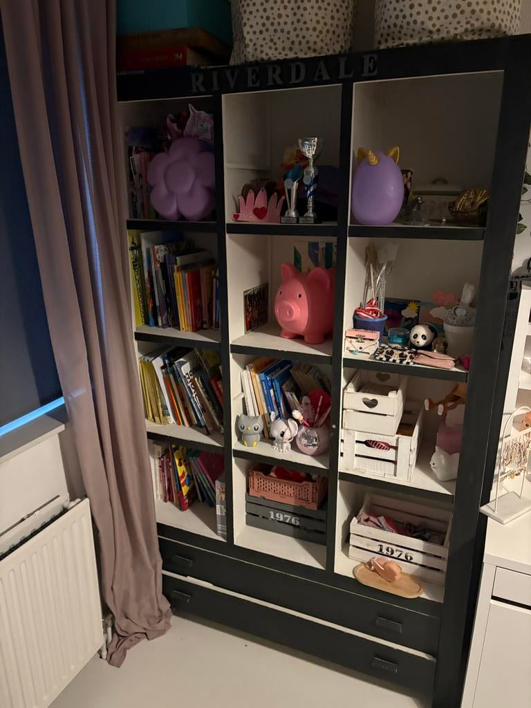 Riverdale Boekenkast Zwart/Wit met Opbergruimte, Ophalen, 100 tot 150 cm, Zo goed als nieuw, Met lade(s)