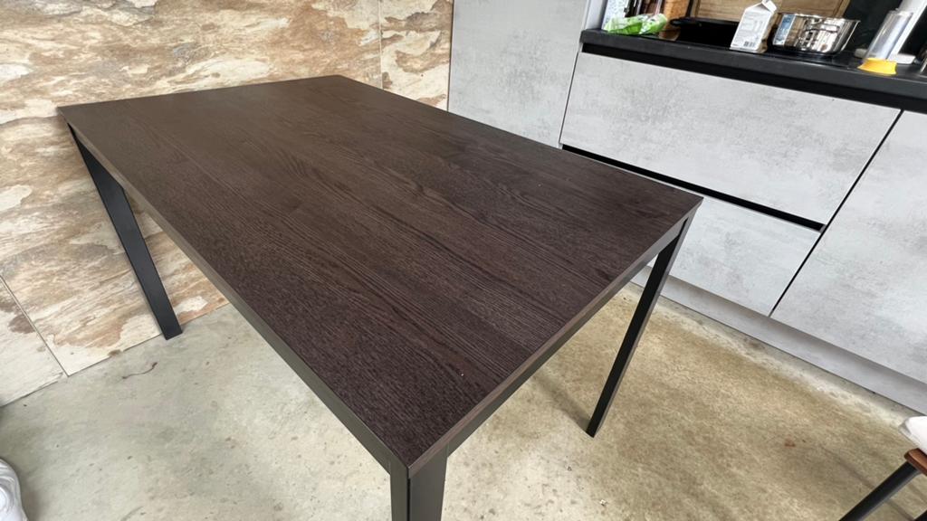 Moderne eettafel - Donkerbruin met zwart metalen onderstel, Huis en Inrichting, Tafels | Eettafels, 100 tot 150 cm, Verzenden