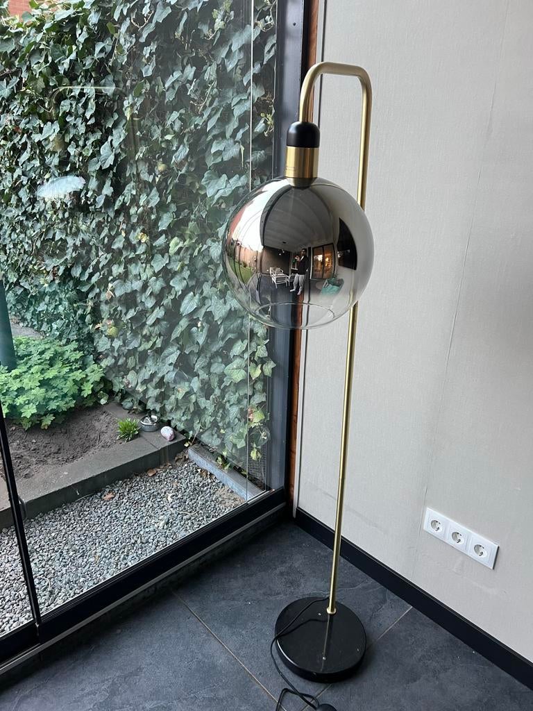 Gouden vloerlamp met ghost glas bol, Ophalen, Zo goed als nieuw, Glas, 150 tot 200 cm