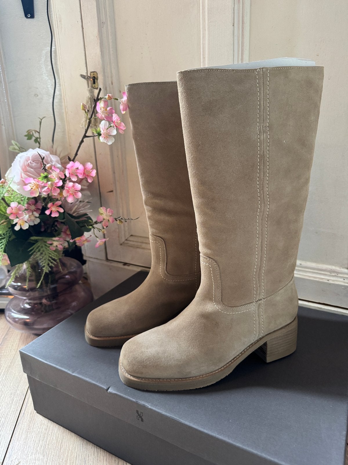 Hoge laarzen suede annanina romy boomsma sendra nieuw, Ophalen of Verzenden, Zo goed als nieuw, Zwart, Hoge laarzen