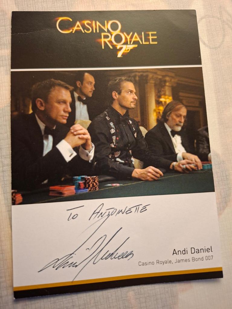 Gesigneerde foto James Bond acteur Andi Daniel, Ophalen of Verzenden, Zo goed als nieuw, Foto of Kaart