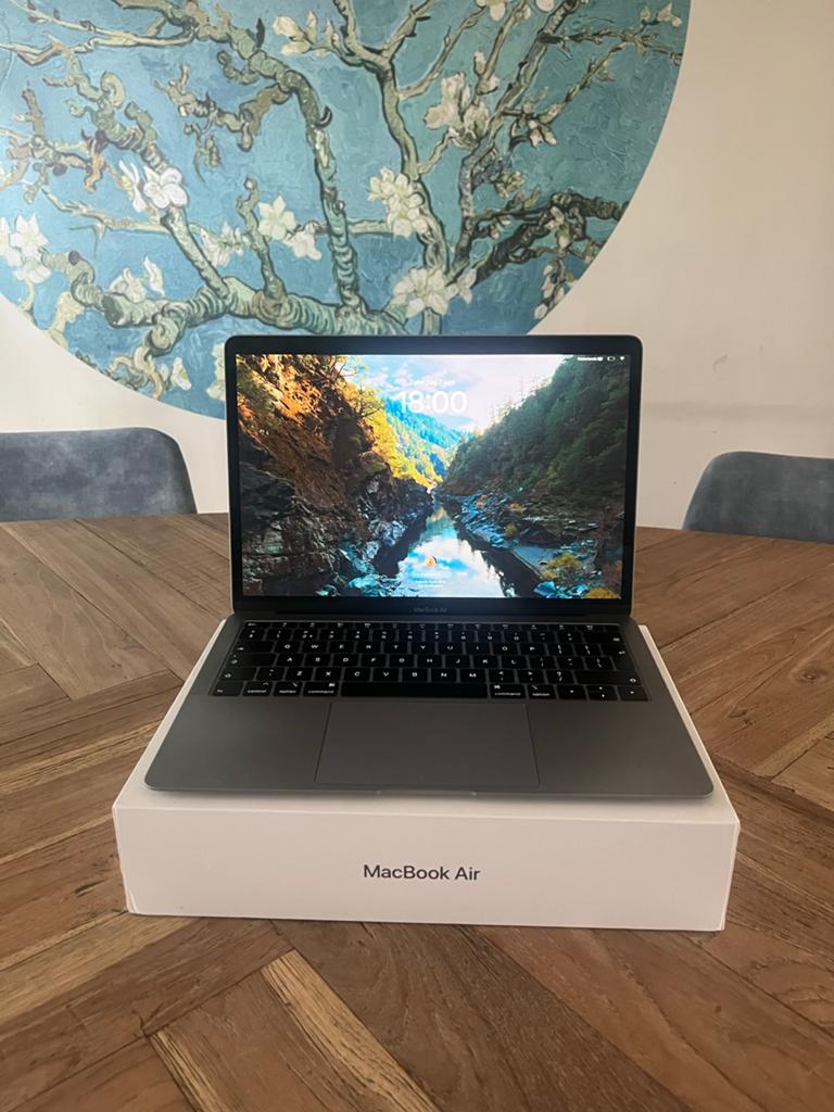 MacBook Air Retina 13 inch 2018 - Goede staat, schoolgebruik, Computers en Software, Apple Macbooks, Ophalen, Gebruikt, Qwerty