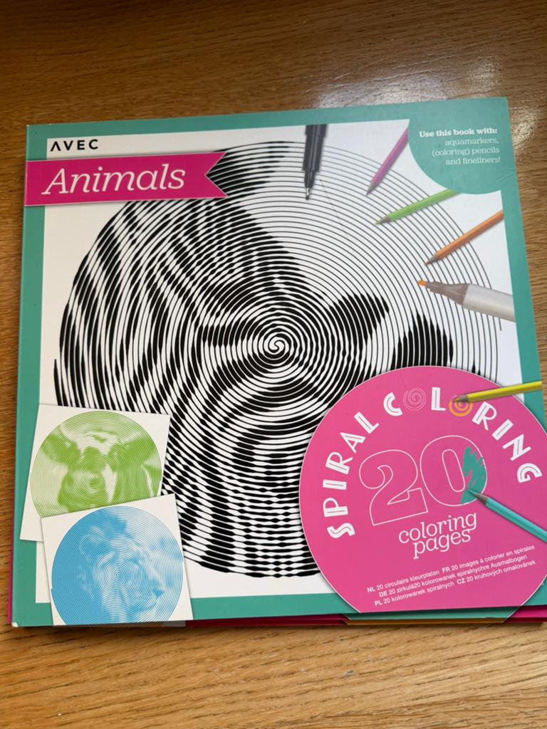 Drie spiral coloring boeken met elk 20 kleurplaten., Hobby en Vrije tijd, Tekenen, Ophalen of Verzenden, Zo goed als nieuw, Boek of Gids