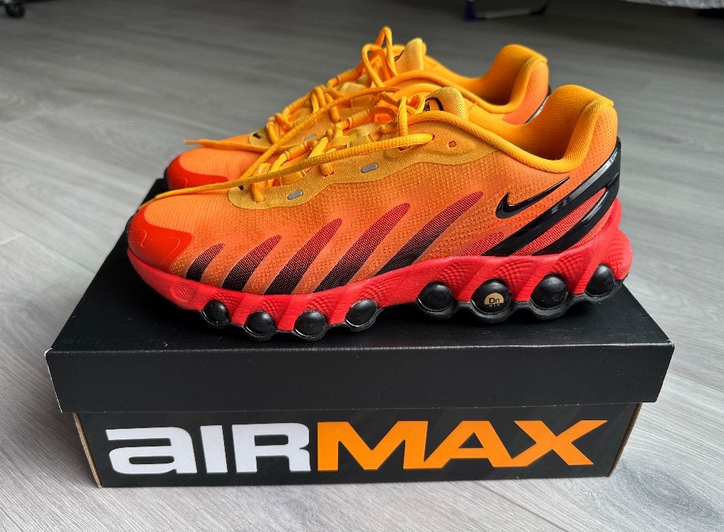 NIKE AIR MAX DN8 WHITE/BLACK-UNIVERSITY RED, SIZE 42.5/9.5, Overige kleuren, Sportschoenen, Nike, Ophalen of Verzenden