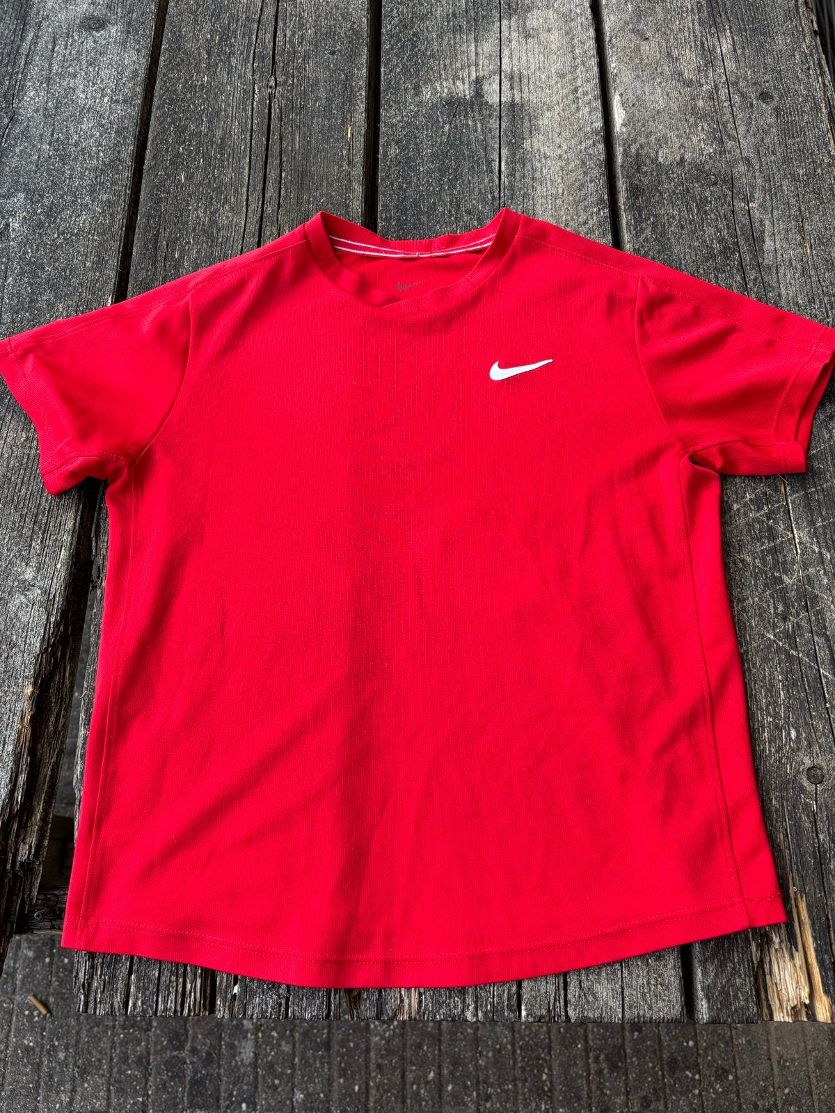 Nike rood sport  T-shirt - Maat 146/152, Ophalen of Verzenden, Gebruikt, Jongen, Shirt of Longsleeve
