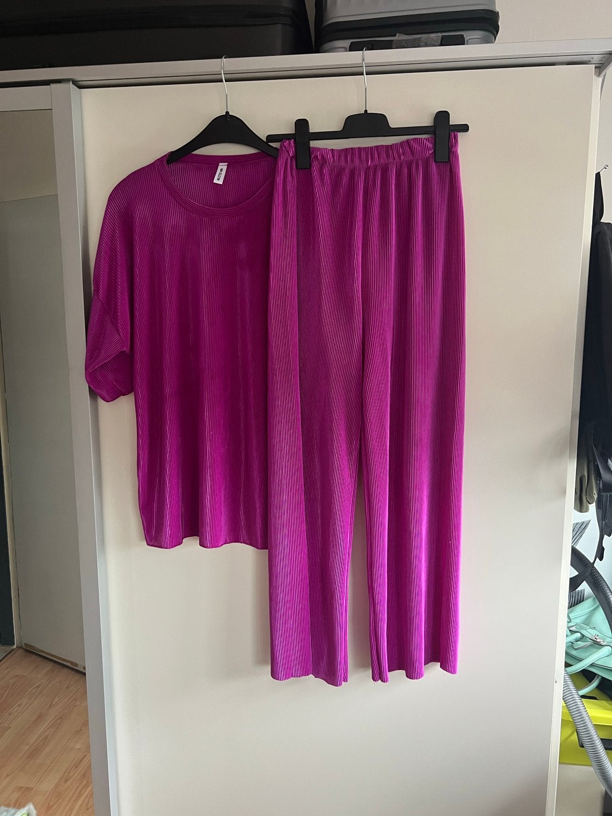 Fuchsia Plissé Tweedelige Set - Top & Broek, Ophalen of Verzenden, Zo goed als nieuw, Maat 38/40 (M)