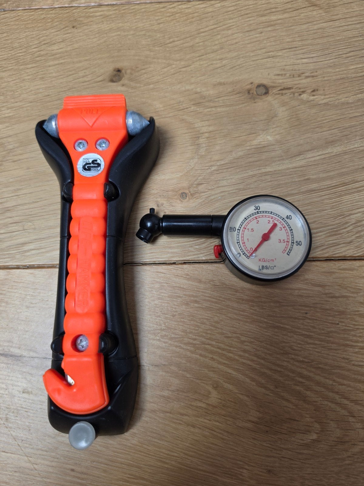 Veiligheidshamer en bandenspanningsmeter set, Auto diversen, Ophalen of Verzenden, Zo goed als nieuw