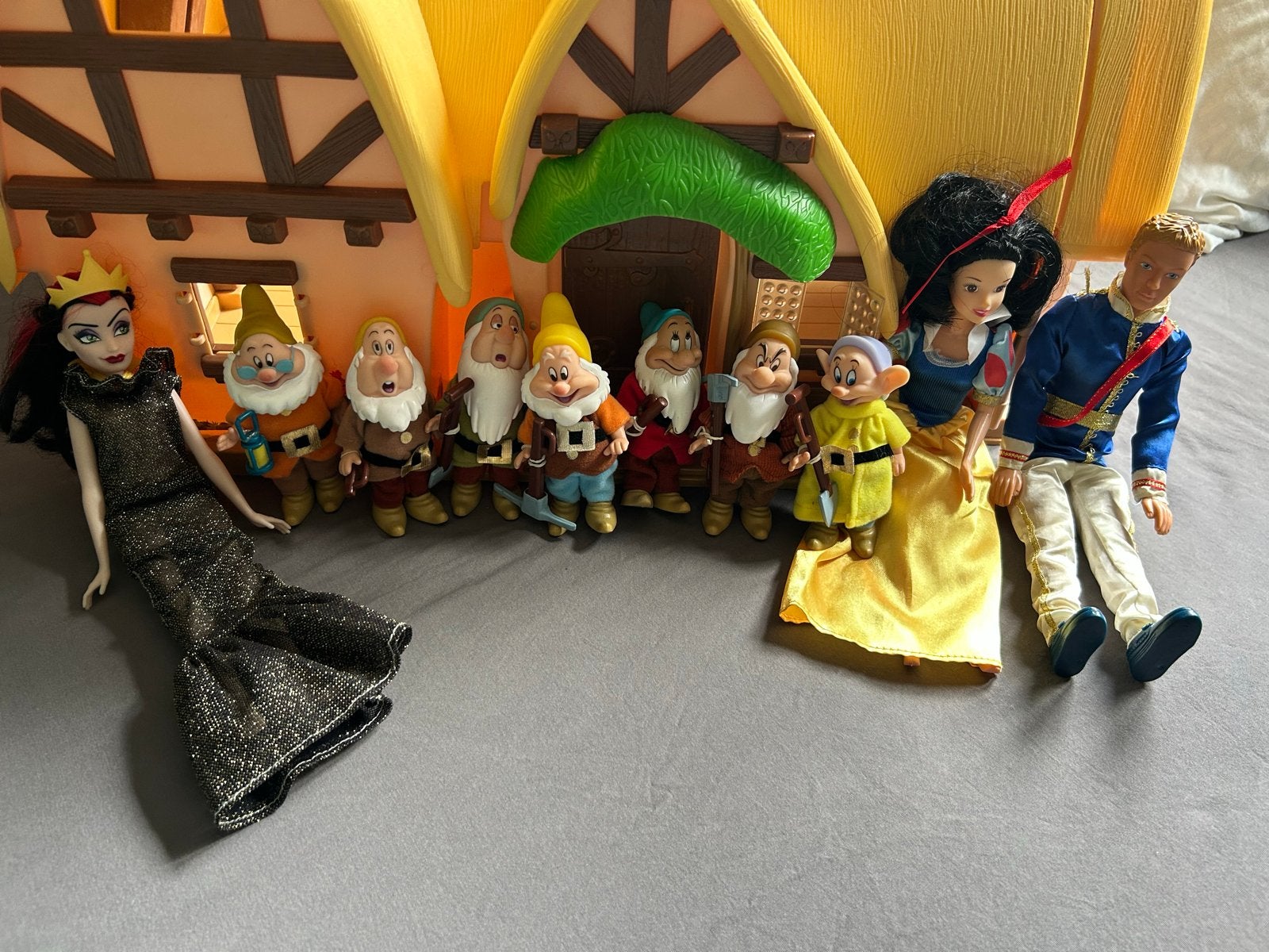 Compleet Disney Sneeuwwitje huis met poppen en accessoires, Ophalen, Gebruikt, Poppenhuis