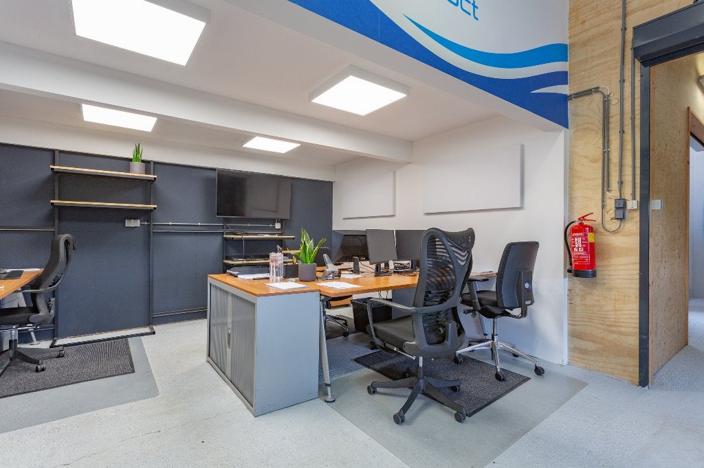 Bedrijfs-Stalling-Kantoor-Opslagruimte Amsterdam NRD, 114 m², Huur, Opslag of Loods