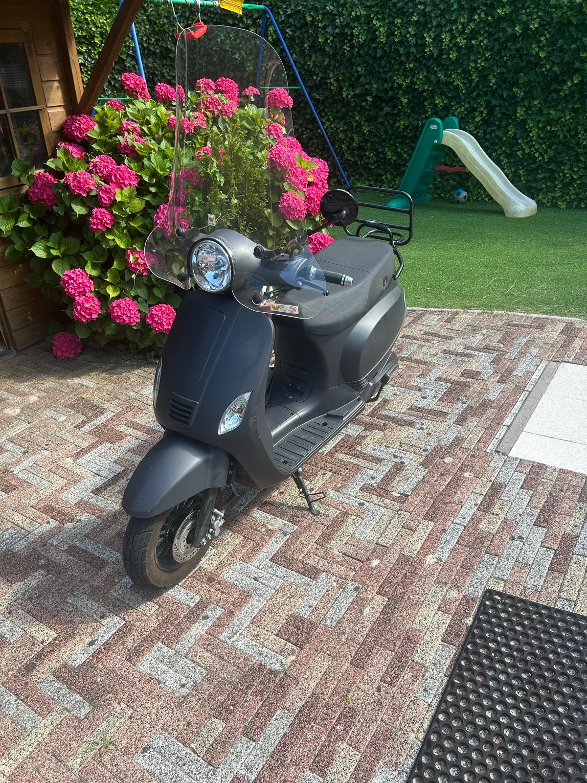 Matzwarte scooter elektrische met windscherm en bagagerek, Ophalen, Gebruikt, Elektrisch, Overige merken