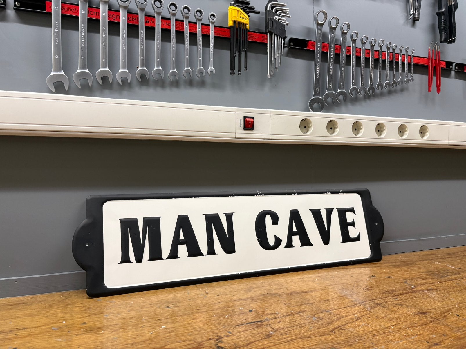 Metalen bord “MANCAVE” 70 x 20 cm., Ophalen of Verzenden, Zo goed als nieuw