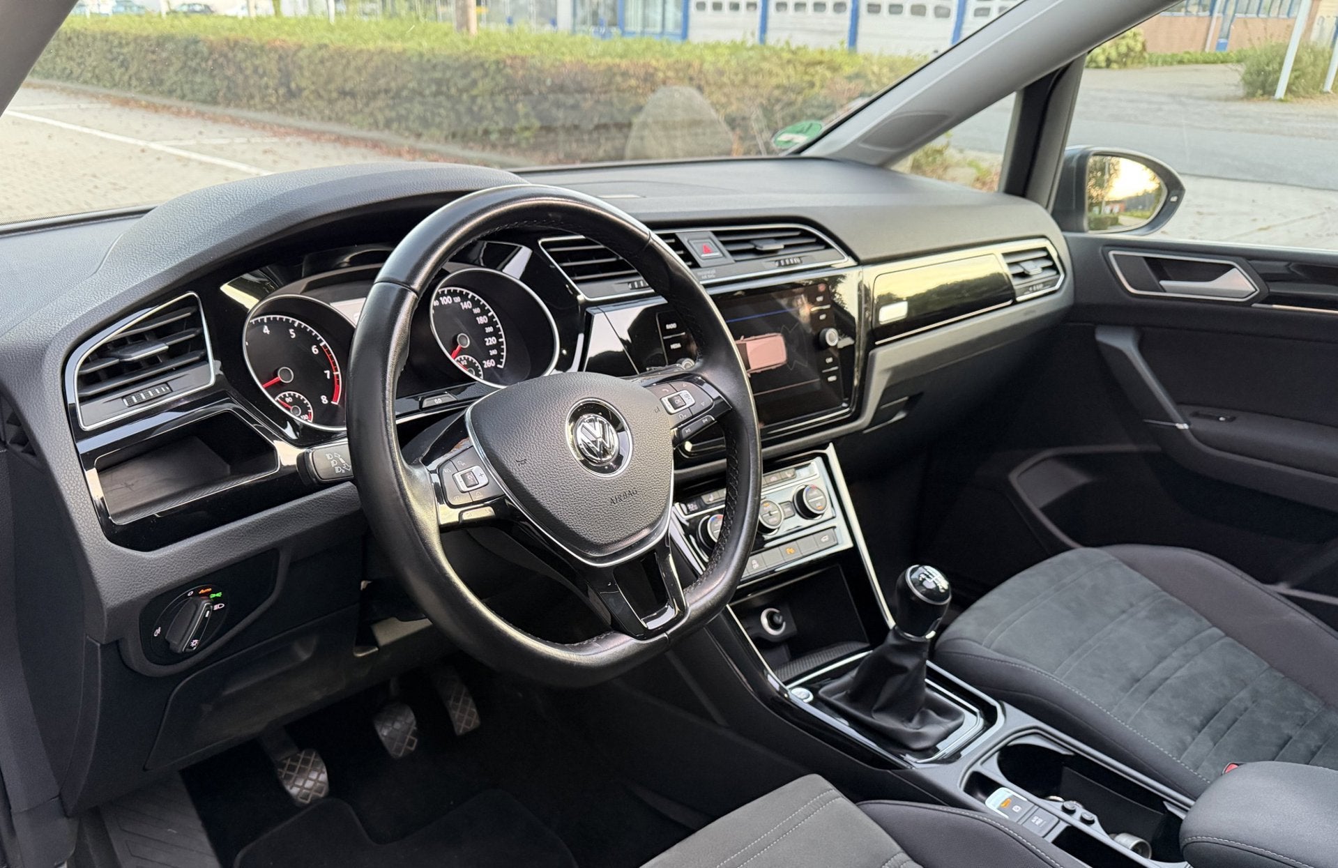 Volkswagen TOURAN 1.4 TSI 150PK 7p R-LINE, Auto's, Voorwielaandrijving, Dealer onderhouden, Gebruikt, Euro 6