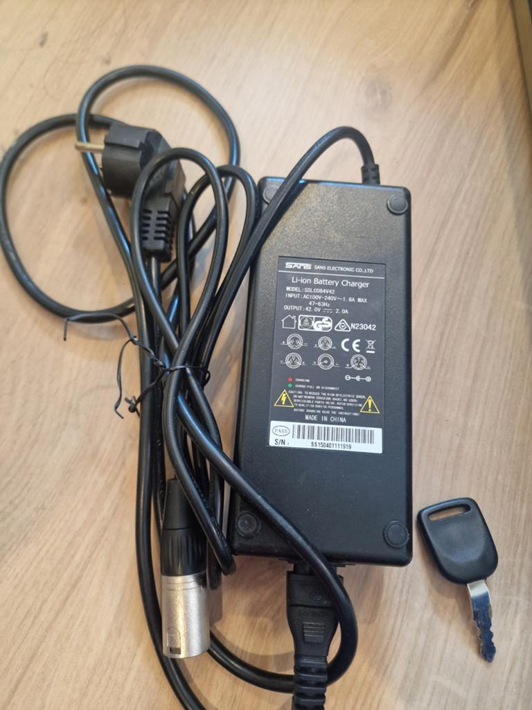 Fietsaccu elektrische fiets met oplader Sans 36V, Audio, Tv en Foto, Opladers, Ophalen of Verzenden, Gebruikt