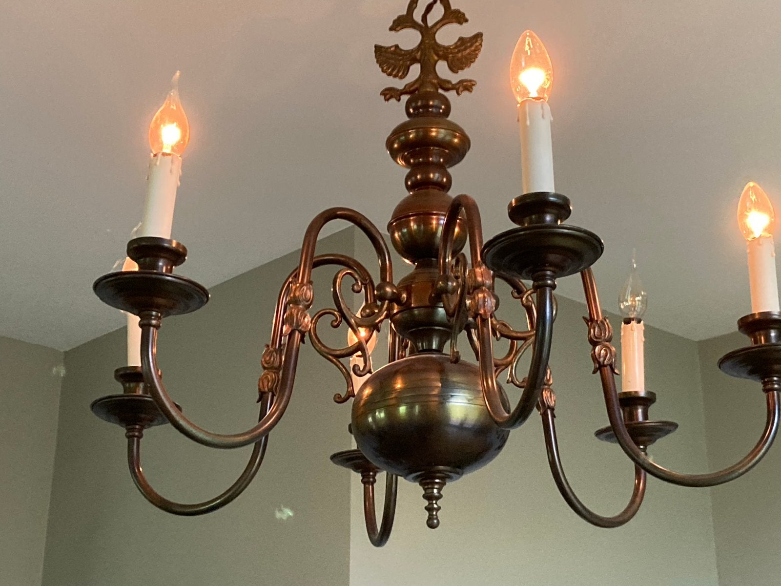 2 VINTAGE KROONLUCHTERS van KOPER en MESSING - 6 en 8-armig, Huis en Inrichting, Lampen | Kroonluchters, Gebruikt, Klassiek, E14 (klein)