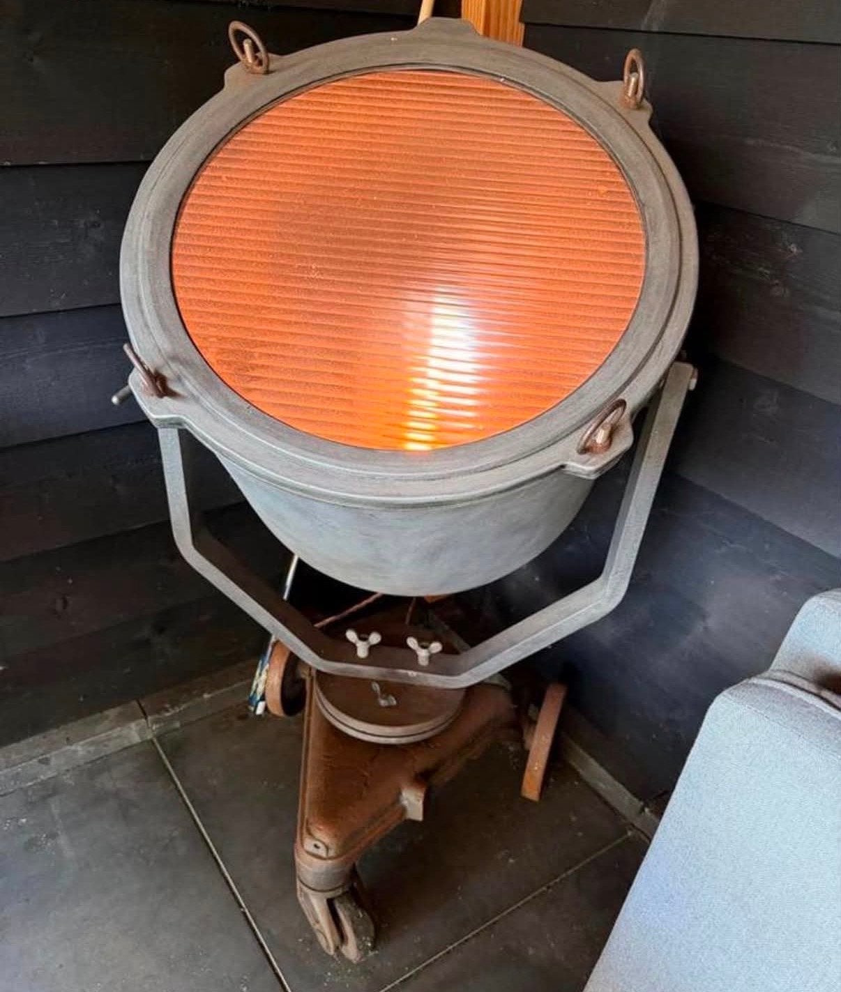 Zeer oude originele industriële scheepslamp schijnwerper, Ophalen