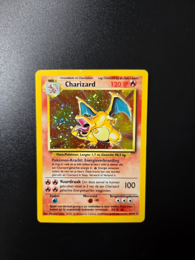 Charizard 4/102 Pokemon Base holo swirl NL, Ophalen of Verzenden, Zo goed als nieuw, Booster, Foil