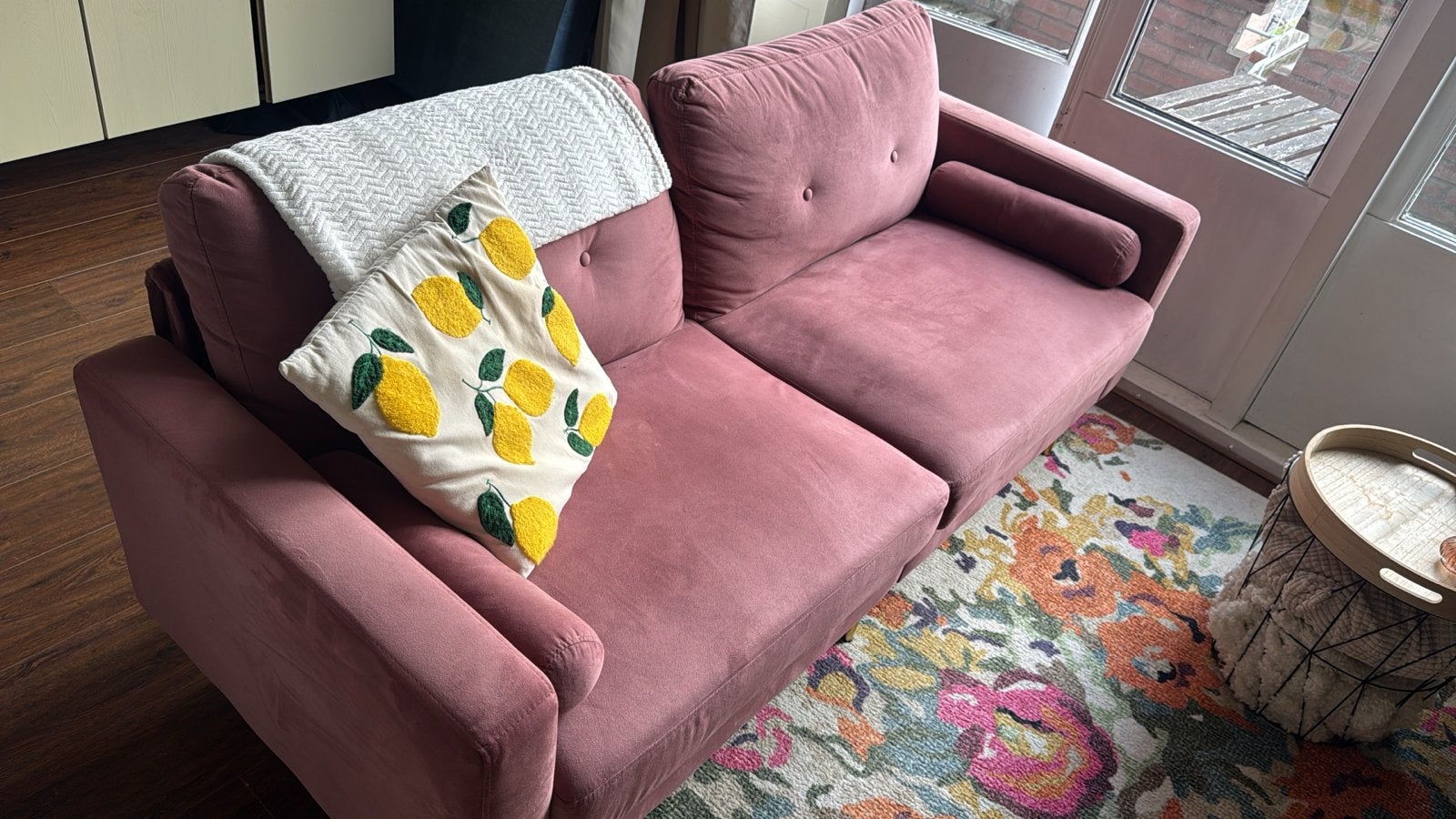 Roze tweepersoonsbank met gouden poten, Ophalen, Gebruikt, 150 tot 200 cm, Tweepersoons