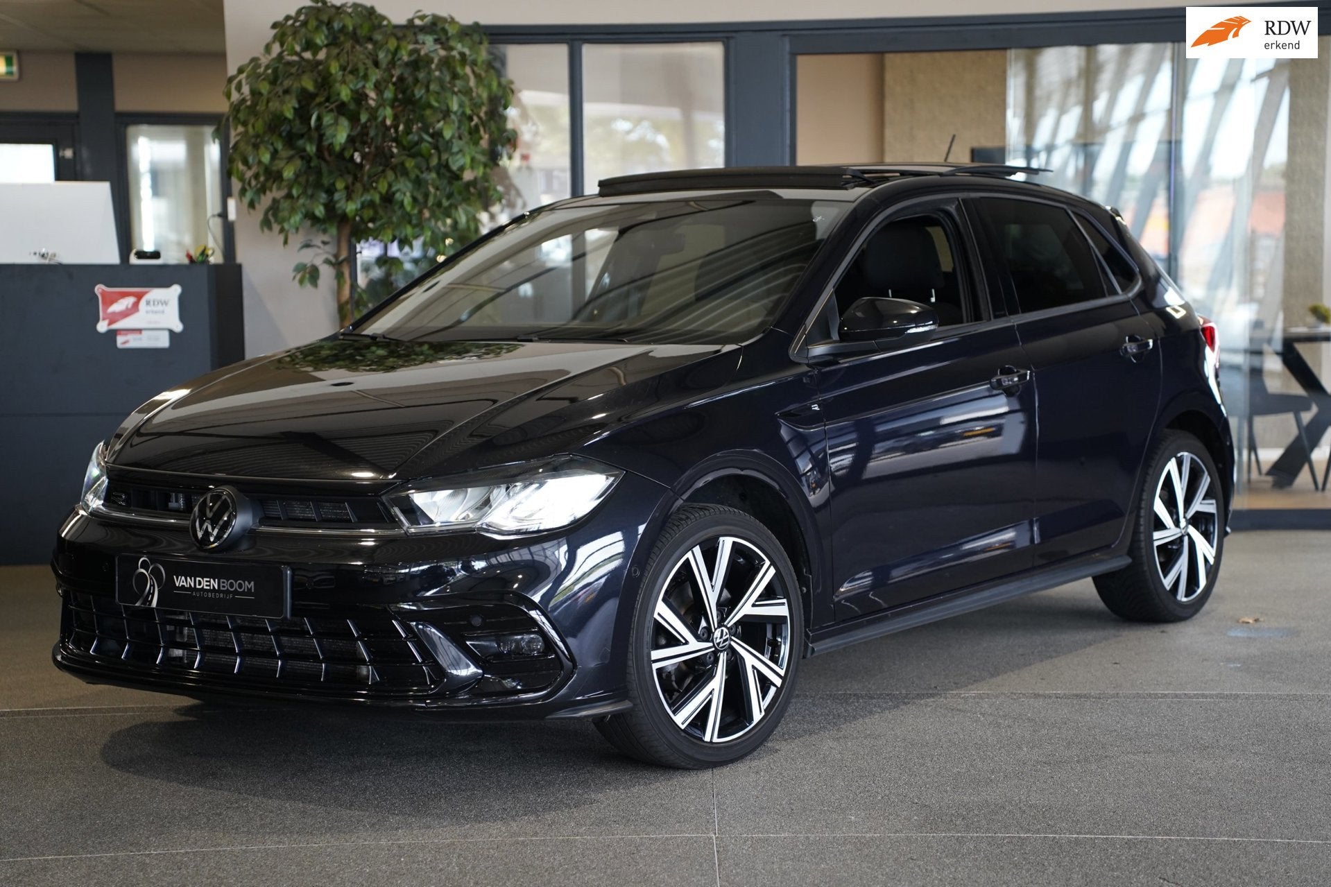 Volkswagen Polo 1.0 TSI 2x R-Line 110PK DSG Facelift Pano Na, Auto's, Dealer onderhouden, Gebruikt, Zwart, Origineel Nederlands