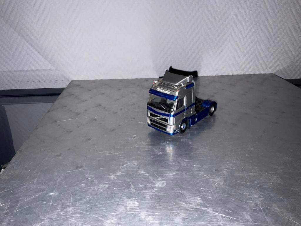Volvo trekker, Hobby en Vrije tijd, Modelauto's | 1:50, Ophalen of Verzenden, Zo goed als nieuw, Bus of Vrachtwagen, Tekno