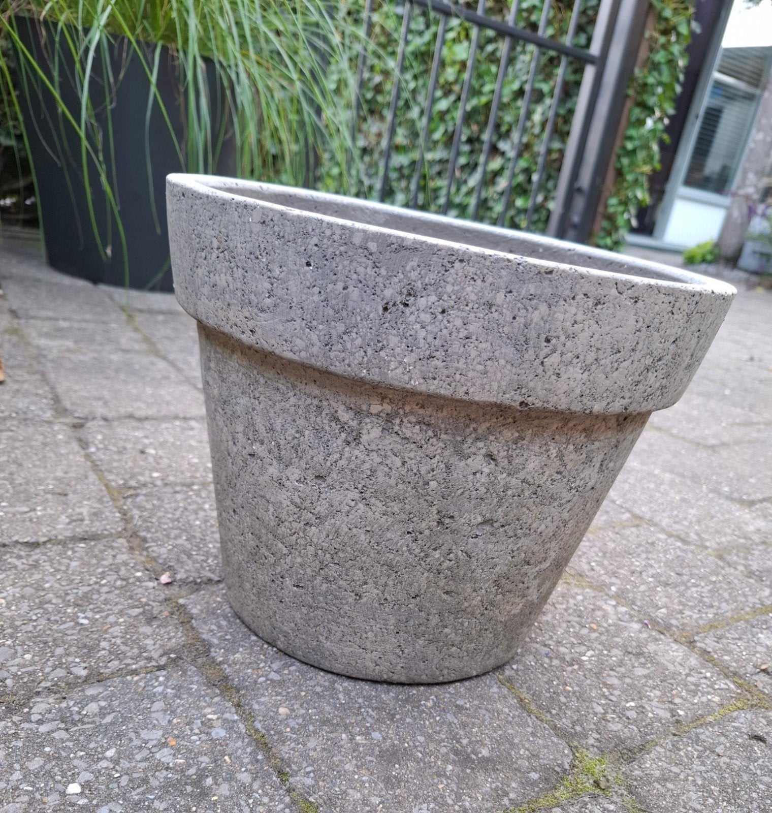 Stenen graniet-achtige buitenpot, Steen, Gebruikt, Rond, Minder dan 40 cm