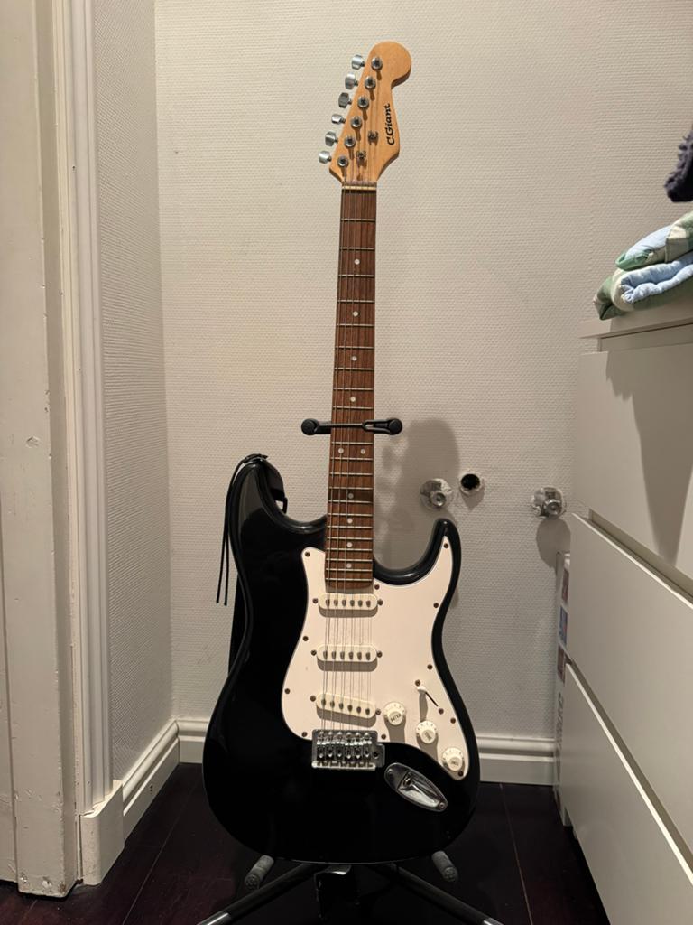 C.Giant Elektrische Gitaar met Versterker - Zwart, Muziek en Instrumenten, Gebruikt, Met versterker, Solid body, Ophalen