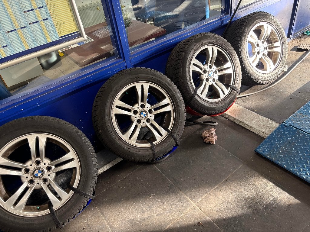 originele BMW X3 (E83) 17" velgen en winterbanden, Auto-onderdelen, Ophalen, Gebruikt, Banden en Velgen, 17 inch