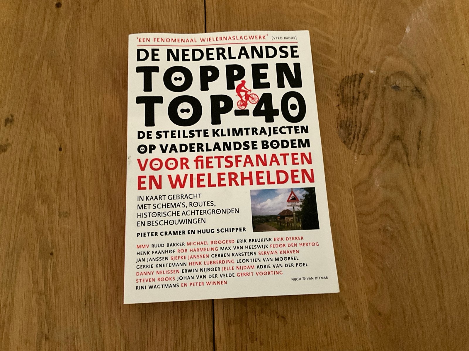 De Nederlandse Toppen Top 40 - Fietsroutes en Klimtrajecten, Ophalen of Verzenden, Zo goed als nieuw, Lopen en Fietsen