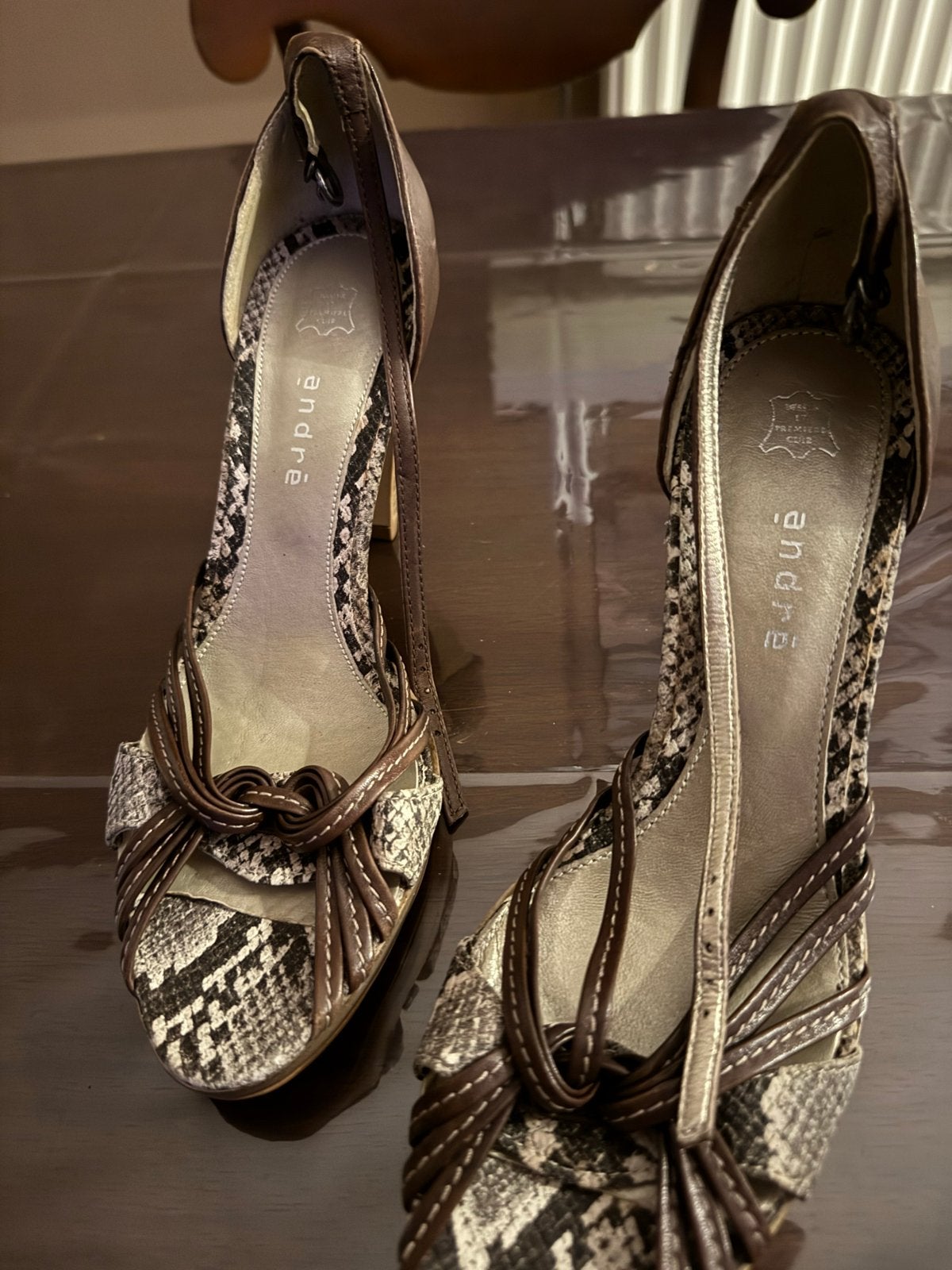 André Pumps met slangenprint en bruine bandjes, Ophalen of Verzenden, Zo goed als nieuw, Bruin, Pumps