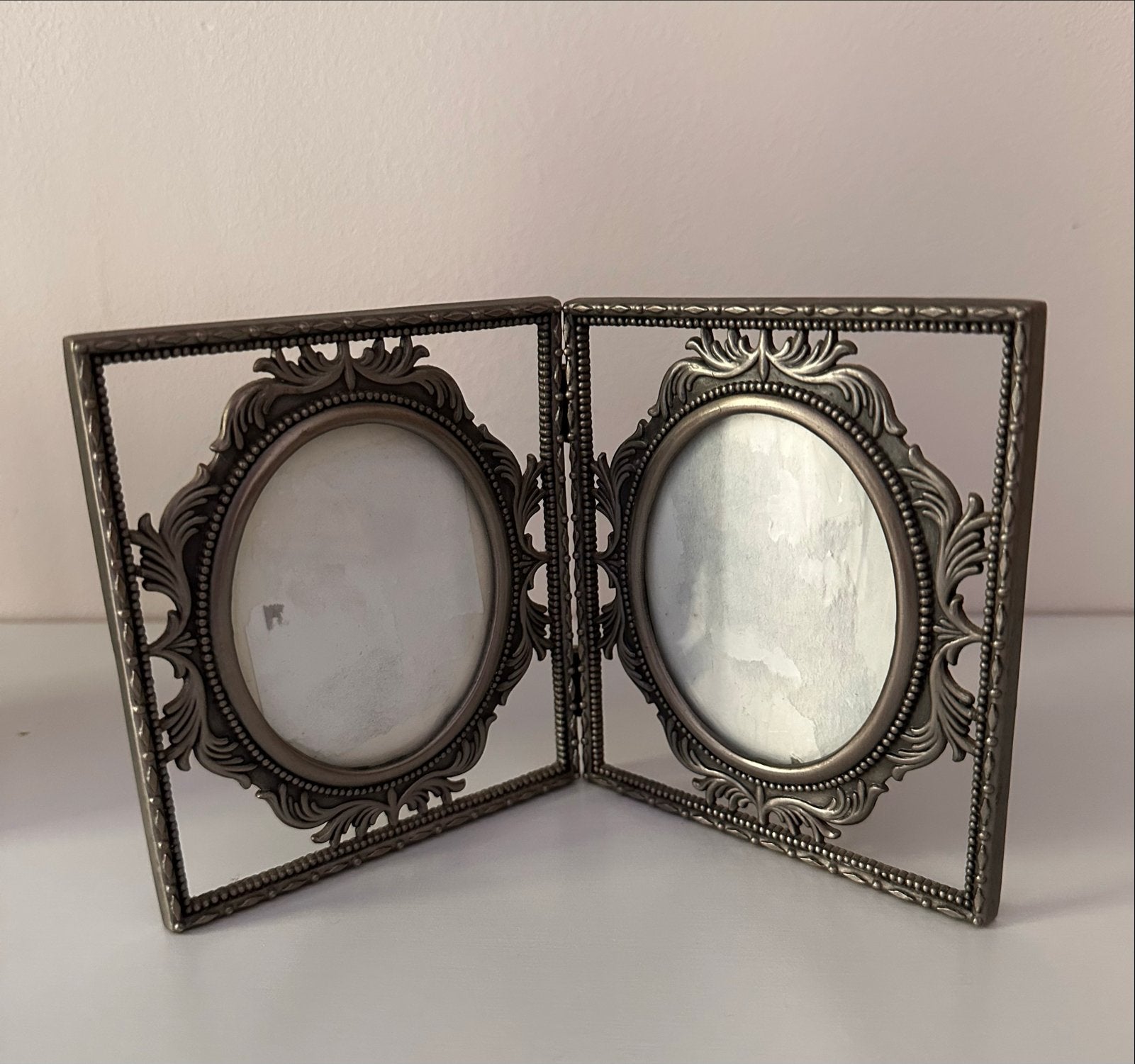 Vintage dubbele fotolijst, metaal, sierlijk design, Huis en Inrichting, Woonaccessoires | Lijsten, Gebruikt, Fotolijst, Metaal