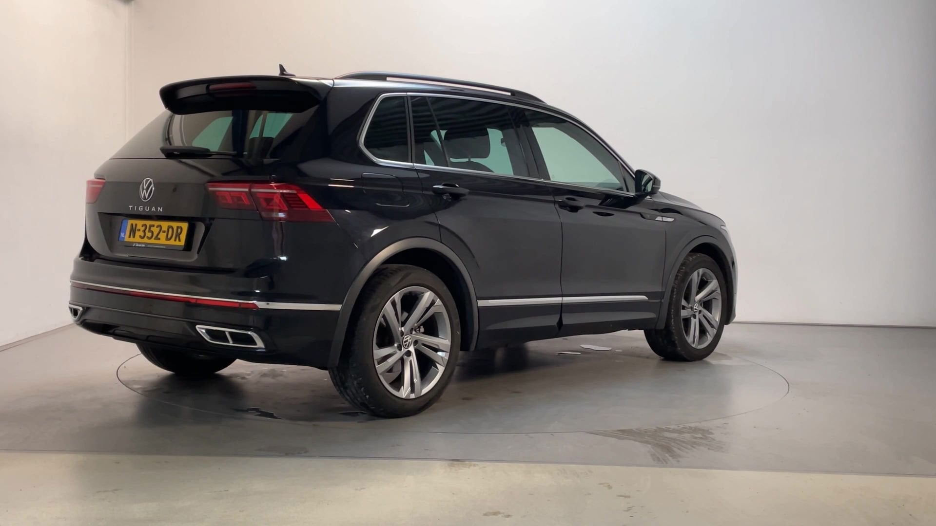 Volkswagen Tiguan 1.5 TSI 150pk DSG R-Line Business+ Camera, 1441 kg, 4 cilinders, Automatische klimaatregeling, Alcantara