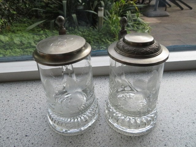 Set van 2 glazen bierpullen met tinnen deksel en bloemmotief, Antiek en Kunst, Ophalen of Verzenden