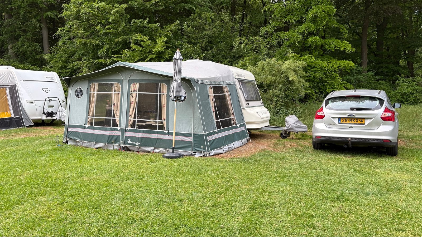 Chateau Chiara trophee 400 - Compacte en complete caravan, Chateau, Dwarsbed, Treinzit, Particulier