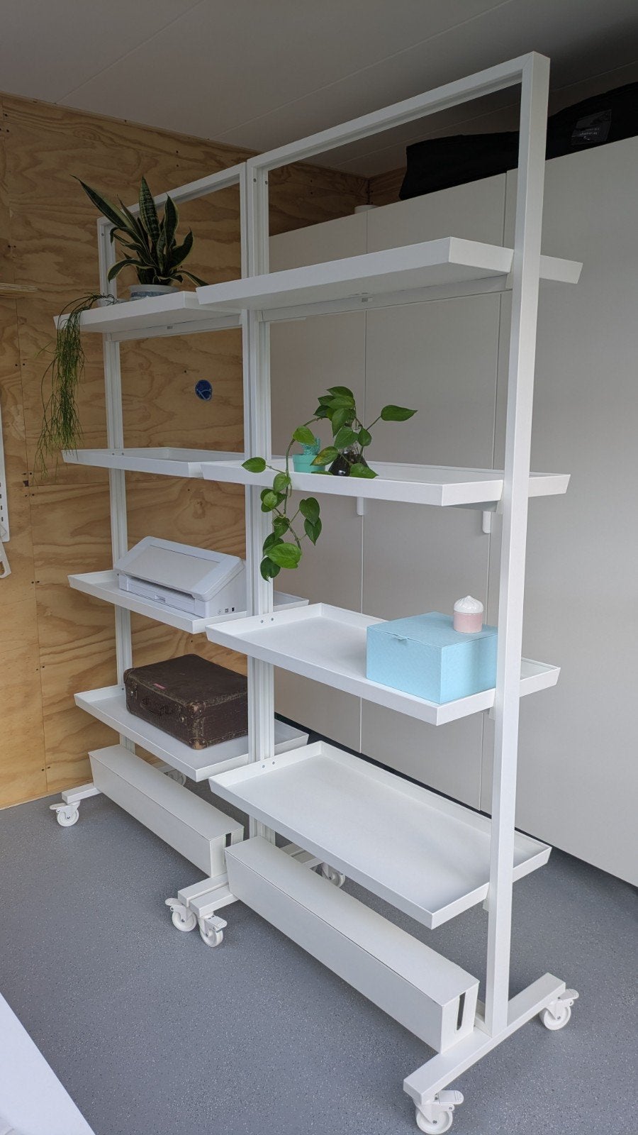 2x stellingkast Ikea Mittzon met planken en kabeldoos, Huis en Inrichting, Kasten | Stellingkasten, Ophalen