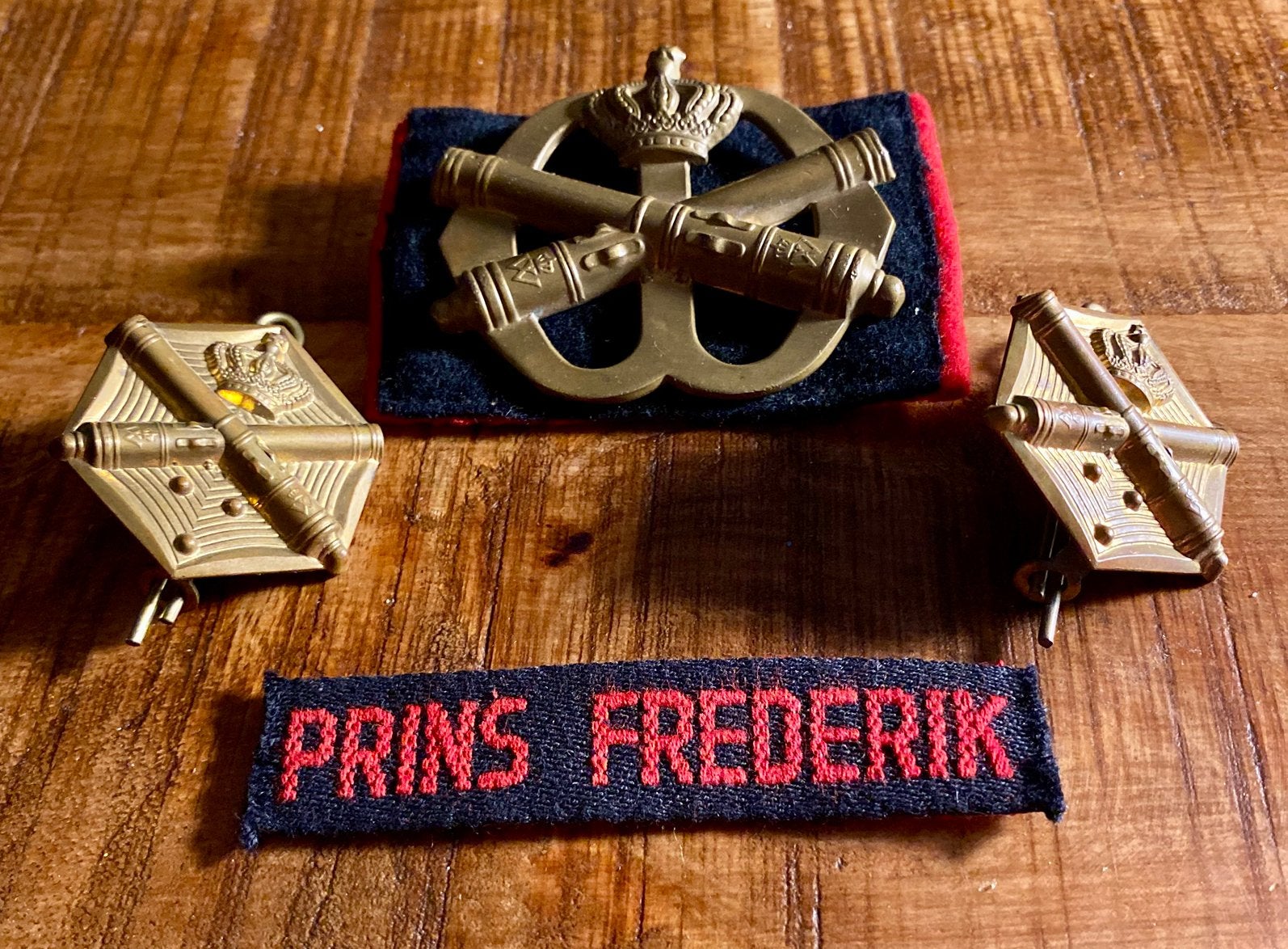 Oude set emblemen Veldartillerie koninklijke Landmacht, Verzenden, Landmacht, Nederland, Embleem of Badge