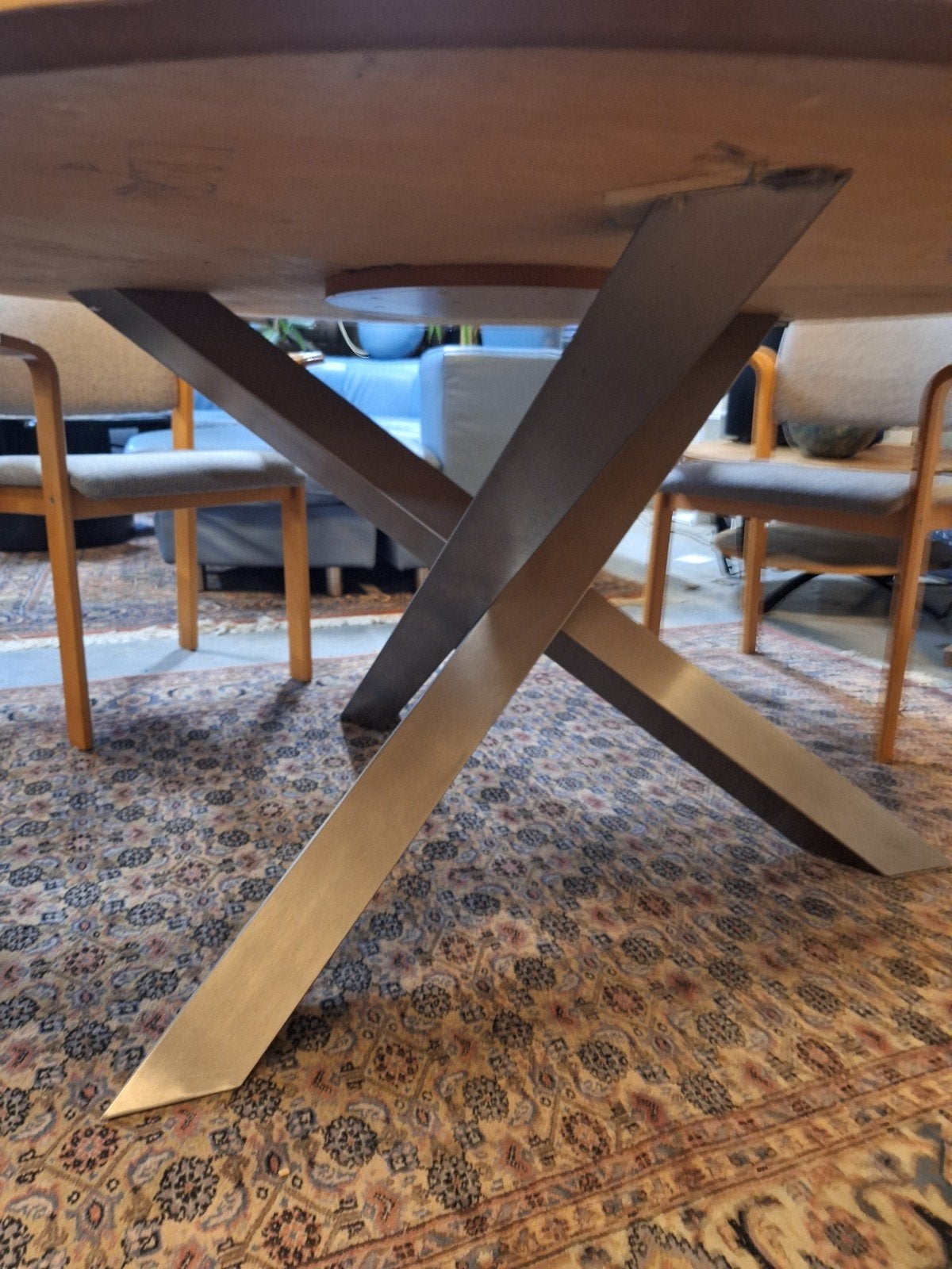Ronde houten eettafel met metalen onderstel, Gebruikt, Onbekend@voorbeeld.com, Onbekend, Vier personen