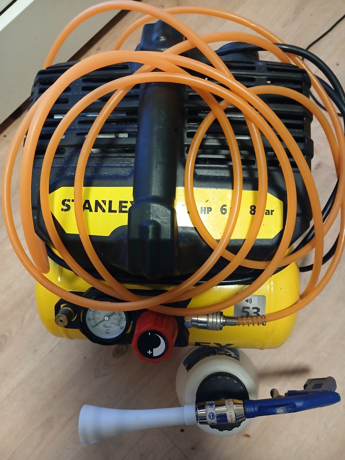Stanley Luchtcompressor 6L 8 bar met accessoires, Ophalen, Gebruikt, 6 tot 10 bar, Minder dan 200 liter/min