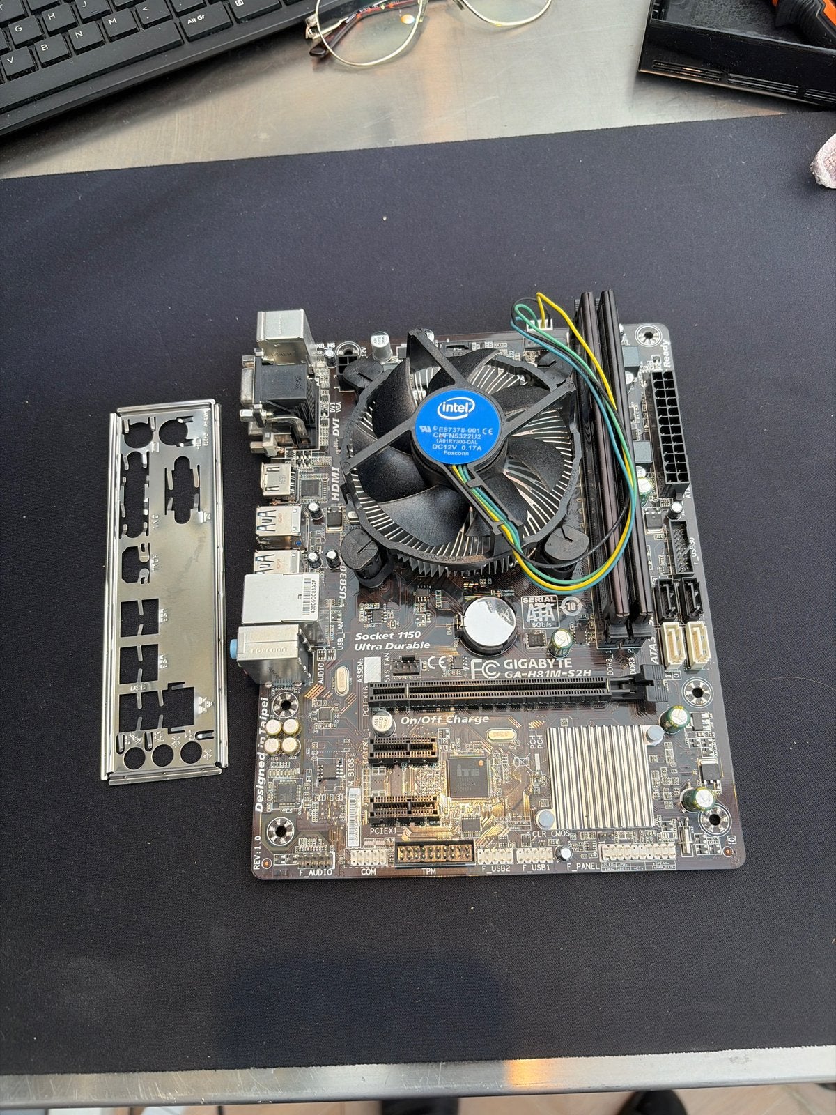 Gigabyte GA-H81M-S2H Moederbord + Intel CPU + Stock Koeler, Computers en Software, Ophalen of Verzenden, Zo goed als nieuw, DDR3