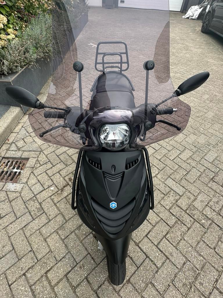 Piaggio zip - mat zwart 2022!!!, Fietsen en Brommers, Scooters | Piaggio, Ophalen, Maximaal 45 km/u, Zip, Zo goed als nieuw