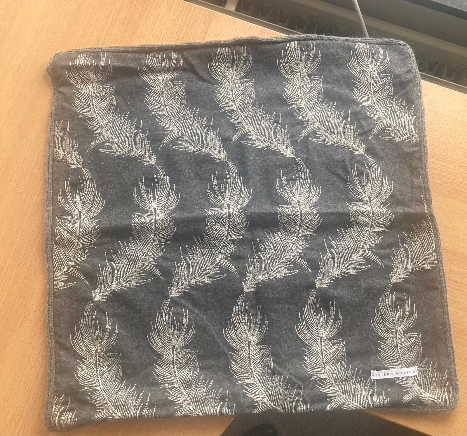 Te koop: Rivièra Maison kussenhoes Residenza, grijs, veren, Huis en Inrichting, Woonaccessoires | Kussens, Riviera Maison, Nieuw