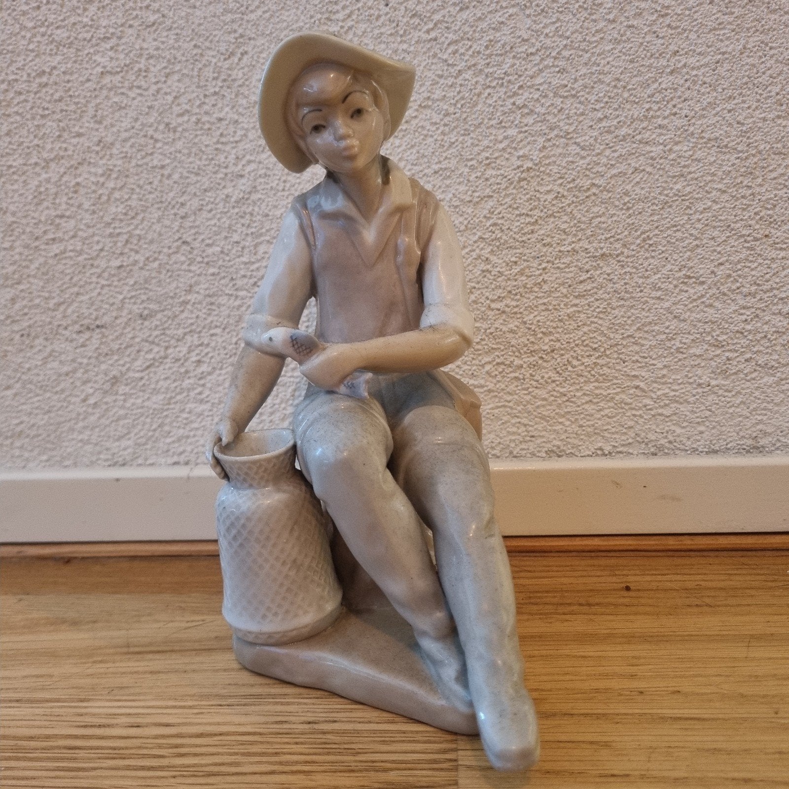 Vintage Lladro Beeldje Visser Jongen met Vis en Mand, Ophalen of Verzenden, Steen of Keramiek, Beeld, Meerkleurig