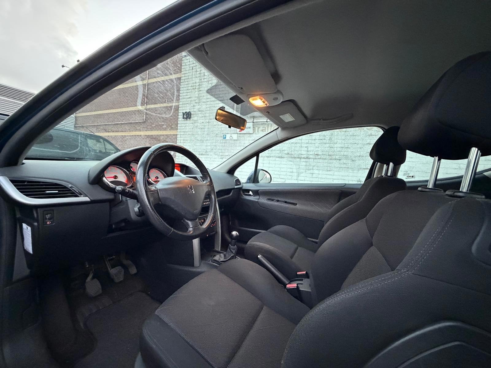 Peugeot 207 1.4 VTi Look - AIRCO - RIJDT & SCHAKELT GOED!, Auto's, Voorwielaandrijving, Dealer onderhouden, Stof, Gebruikt