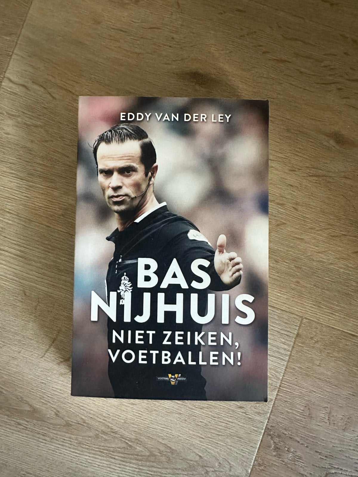 Boek: Bas Nijhuis - Niet zeiken, voetballen!, Ophalen of Verzenden, Gelezen