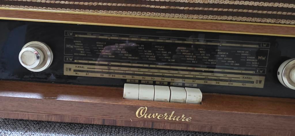 Hele oude vintage radio, Ophalen