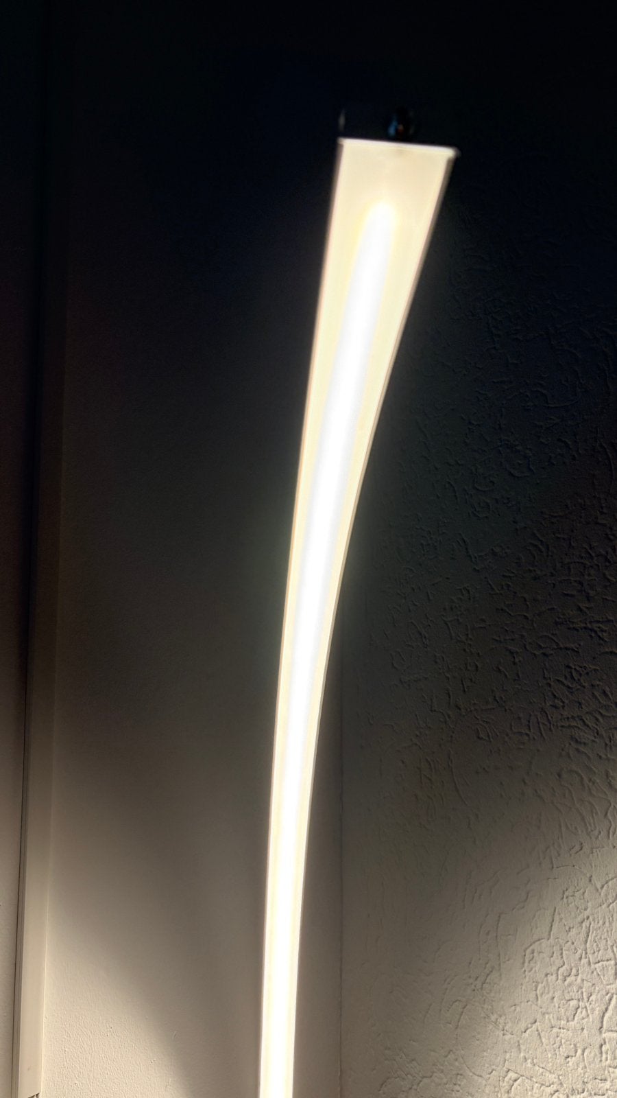 Moderne LED booglamp op voet – design met een twist!, Huis en Inrichting, Ophalen, Design RVS geborsteld, Overige fittingen, Zo goed als nieuw