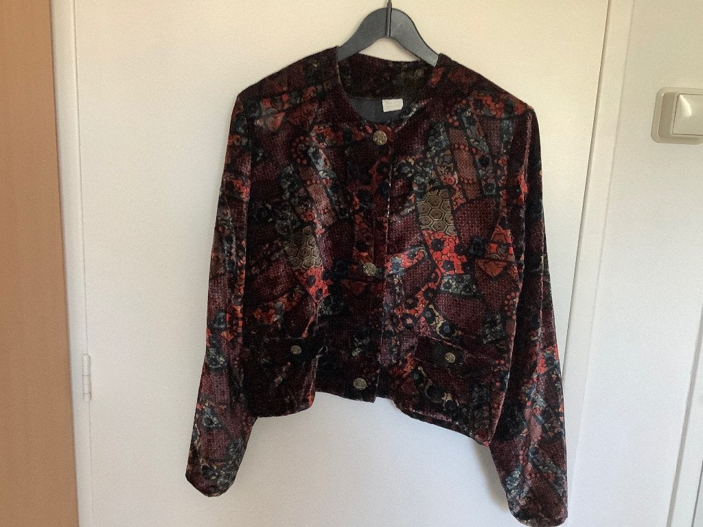 Jasje, maat M, velourse gladde stof, rood/zwart/groen, Maat 38/40 (M), Ophalen of Verzenden, Jasje, Gedragen