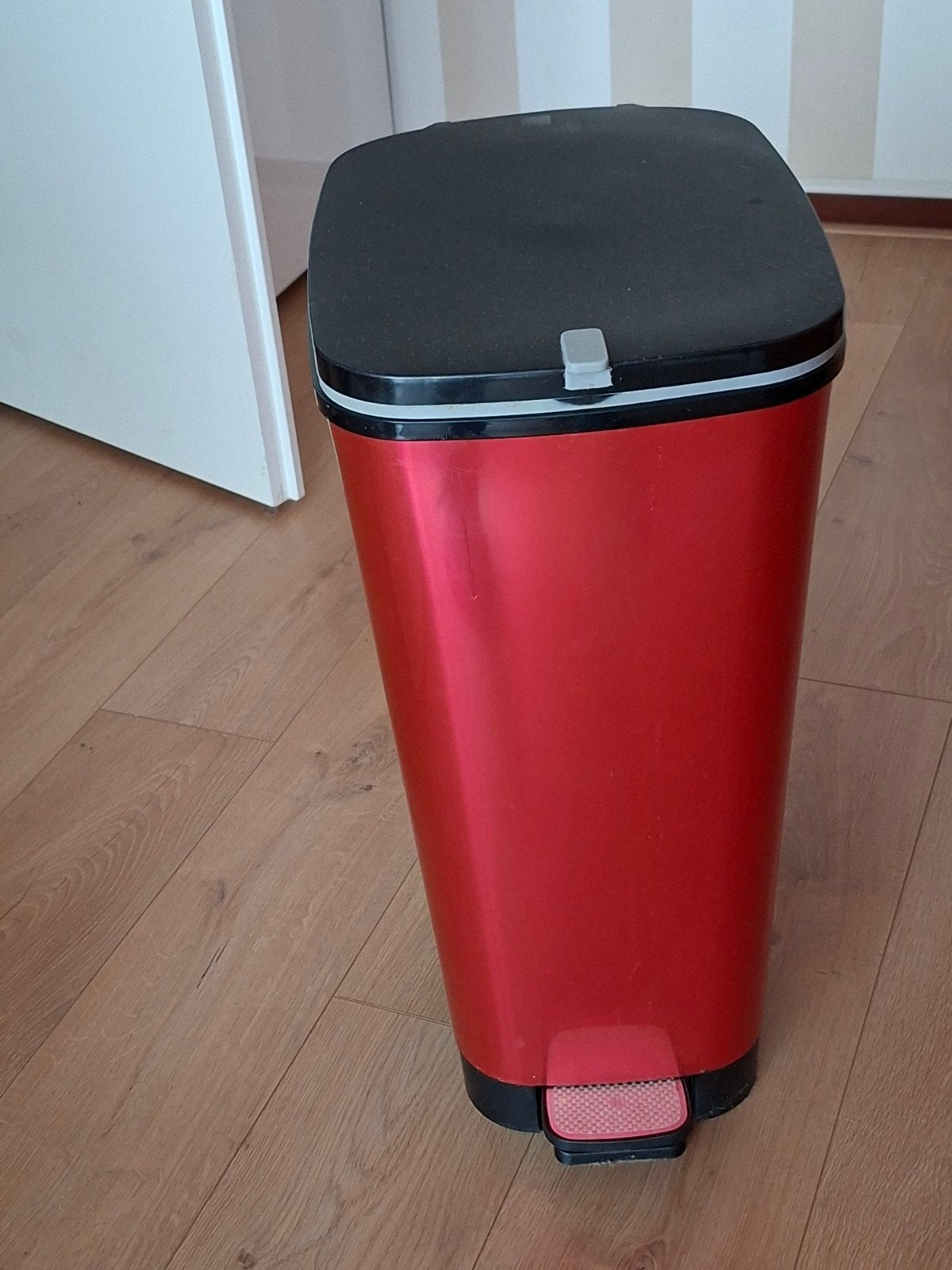 Rode afvalemmer 60 liter met pedaal, Huis en Inrichting, Woonaccessoires | Prullenbakken, Ophalen, 50 – 75, Kunststof, Gebruikt